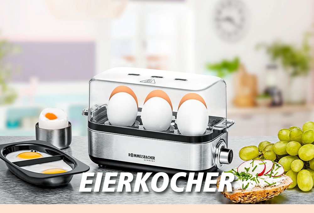Ein silberner Eierkocher mit transparentem Deckel, gefüllt mit sechs Eiern. Daneben ein gekochtes Ei, ein Tablett mit zwei Spiegeleiern und eine Scheibe Brot mit Frischkäse und Radieschen. Im Bild steht in weißer Schrift: „EIERKOCHER“.