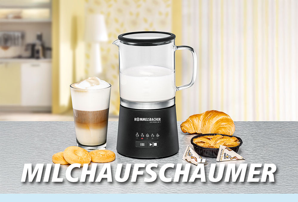 Ein elektrischer Milchaufschäumer mit einem Latte Macchiato im Glas und Gebäck wie Croissant und Keksen daneben. Im Bild steht in weißer Schrift: „MILCHAUFSCHÄUMER“.