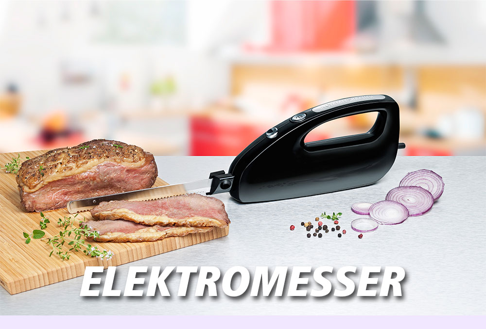Ein schwarzes Elektromesser mit gezackter Klinge, daneben aufgeschnittenes Fleisch, Zwiebelringe und Pfefferkörner auf einem Schneidebrett. Im Bild steht in weißer Schrift: „ELEKTROMESSER“.