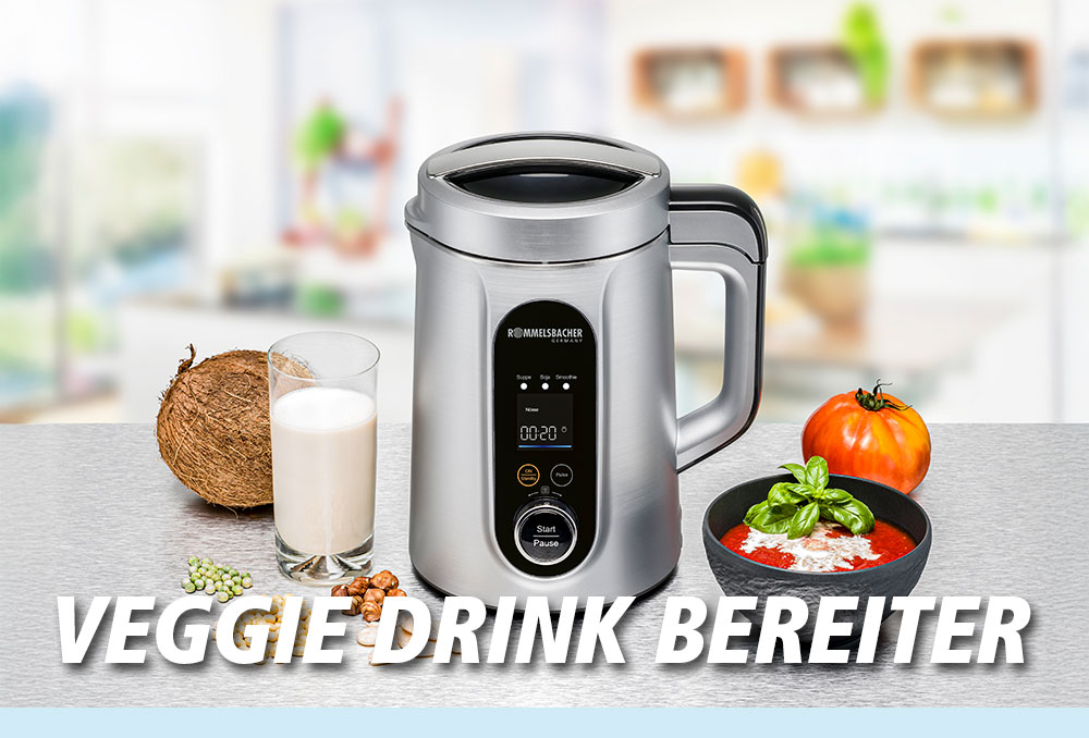 Ein silberner Veggie-Drink-Bereiter mit Digitalanzeige. Daneben ein Glas pflanzliche Milch, eine Kokosnuss, Erbsen, Mandeln und eine Schüssel Tomatensuppe. Im Bild steht in weißer Schrift: „VEGGIE DRINK BEREITER“.