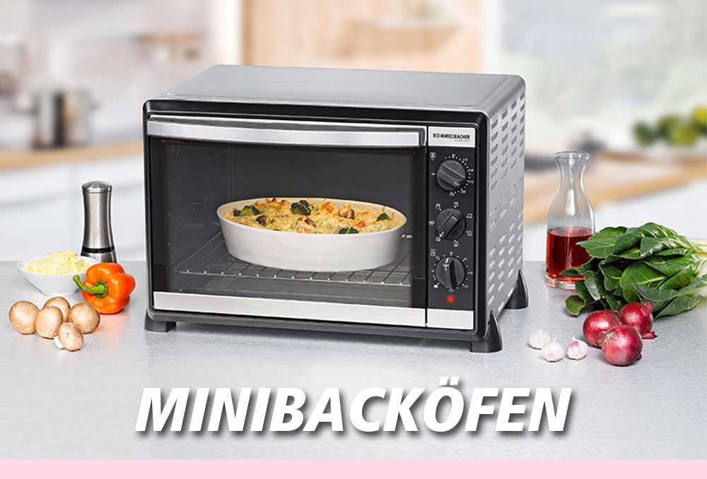 Ein silberner Minibackofen mit schwarzer Front. Im Inneren eine Auflaufform mit einem Nudelgericht. Drumherum Gemüse wie Paprika, Pilze, Zwiebeln und Spinat sowie Öl und Gewürze. Im Bild steht in weißer Schrift: „MINIBACKÖFEN“.