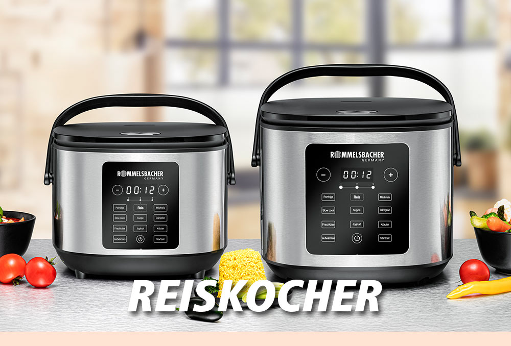 Zwei Reiskocher in Edelstahloptik mit Display und Bedienfeld. Daneben Reis, Gemüse und Tomaten. Im Bild steht in weißer Schrift: „REISKOCHER“.