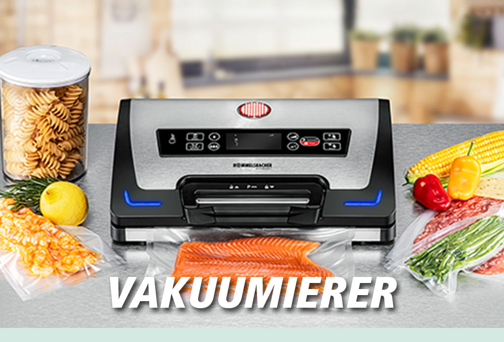 Ein elektrischer Vakuumierer mit Digitalanzeige, daneben vakuumiertes Lachsfilet, Gemüse, Pasta und Käse. Im Bild steht in weißer Schrift: „VAKUUMIERER“.