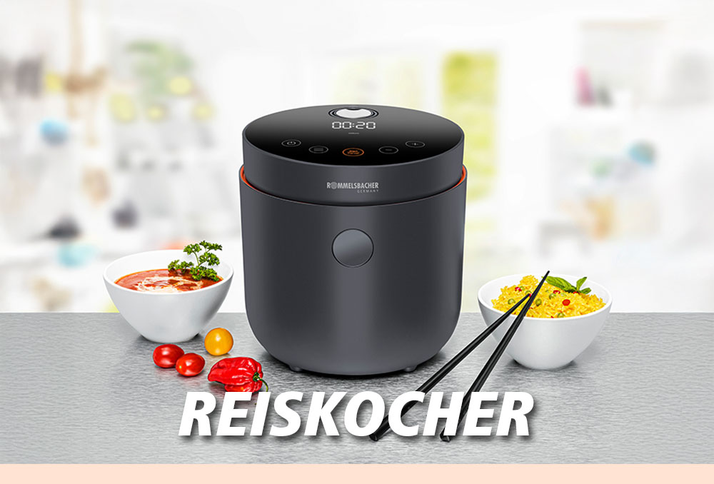 Ein schwarzer Reiskocher mit Touch-Bedienfeld auf der Oberseite. Daneben eine Schüssel mit gekochtem Reis, Essstäbchen, Kirschtomaten und eine weitere Schale mit Gemüse. Im Bild steht in weißer Schrift: „REISKOCHER“.