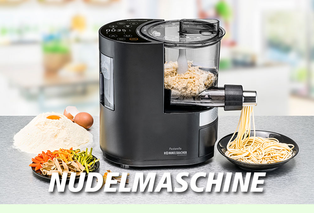 Eine schwarze Nudelmaschine mit transparenter Abdeckung, aus der frisch gepresste Spaghetti herauskommen. Daneben Mehl, Eier und verschiedene fertige Nudelsorten. Im Bild steht in weißer Schrift: „NUDELMASCHINE“.