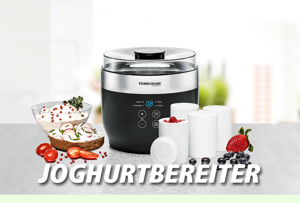 Ein schwarzer Joghurtbereiter mit digitalem Display, daneben mehrere Joghurtbehälter, frische Zutaten wie Erdbeeren, Tomaten, Kräuter und ein belegtes Brot. Im Bild steht in weißer Schrift: „JOGHURTBEREITER“.
