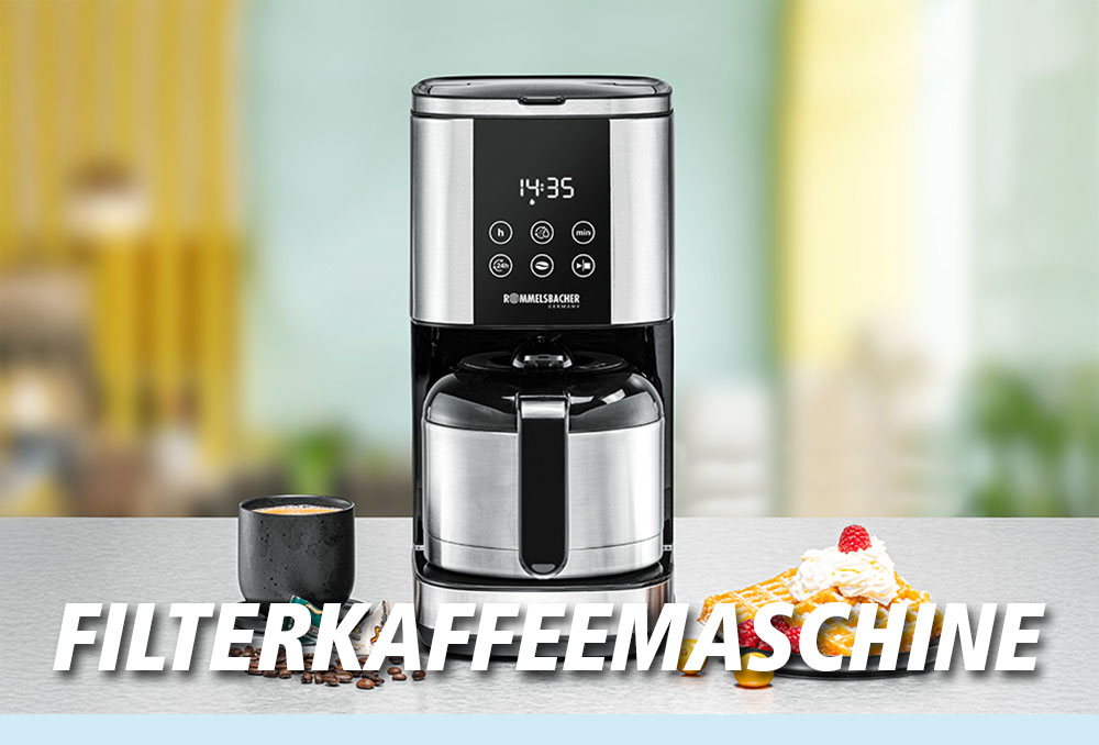 Eine silberne Filterkaffeemaschine mit digitalem Display. Daneben stehen eine schwarze Tasse Kaffee und ein Teller mit Sahnedessert. Im Bild steht in weißer Schrift: „FILTERKAFFEEMASCHINE“.