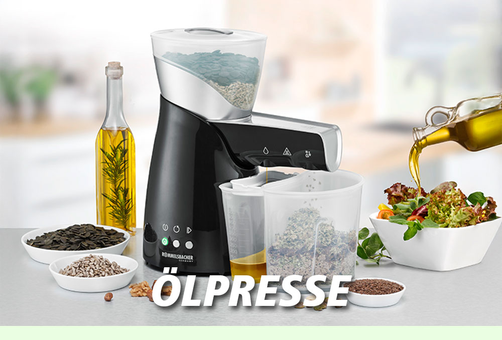 Eine schwarze Ölpresse mit transparentem Behälter, darin verschiedene Saaten wie Sonnenblumenkerne, Leinsamen und Kürbiskerne. Rechts wird frisches Öl in eine Schale gegossen. Im Bild steht in weißer Schrift: „ÖLPRESSE“.