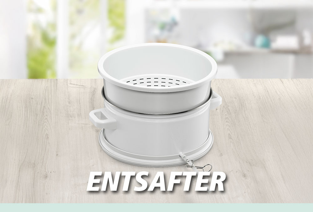 Ein weißer Entsafter aus zwei stapelbaren Teilen mit einem Ablaufschlauch, auf hellem Holztisch. Im Bild steht in weißer Schrift: „ENTSAFTER“.
