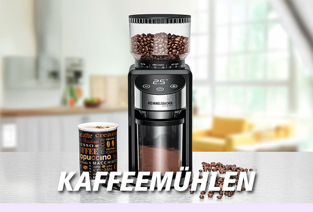 Eine elektrische Kaffeemühle mit Bohnenbehälter oben und gemahlenem Kaffee unten, daneben eine Tasse und lose Bohnen. Im Bild steht in weißer Schrift: „KAFFEEMÜHLEN“.