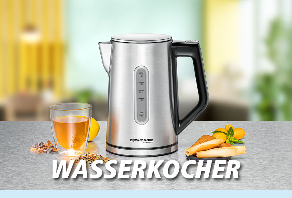 Ein silberner Wasserkocher mit Glaskanne Tee daneben, dazu ein Dessert mit Orangen und Kräutern. Im Bild steht in weißer Schrift: „WASSERKOCHER“.