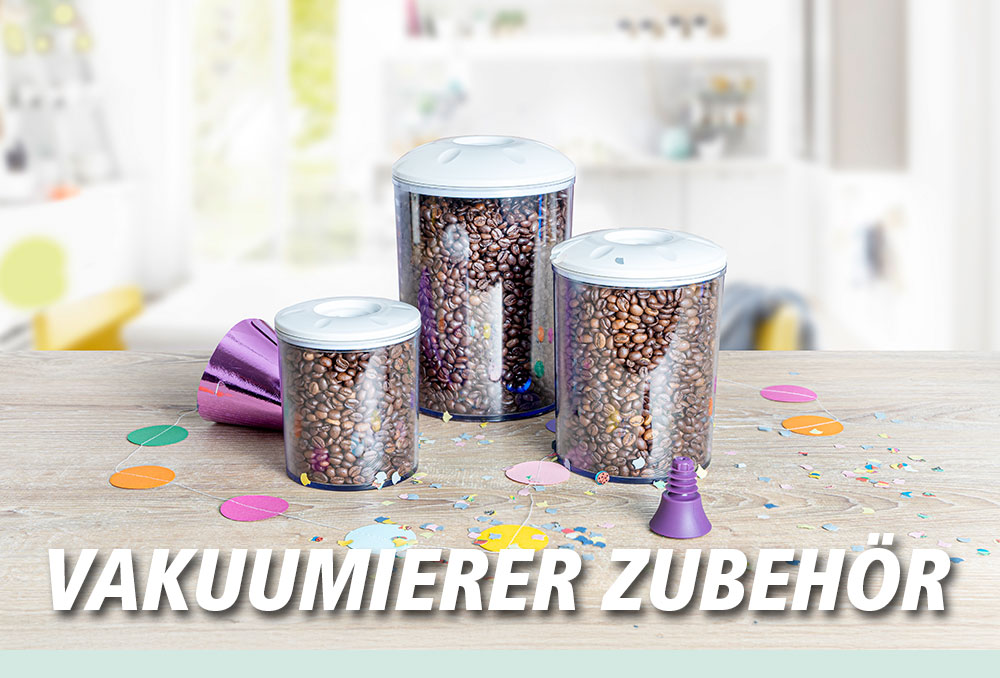 Drei durchsichtige Vakuumbehälter mit Kaffeebohnen, daneben ein Vakuumventil und Konfetti auf dem Tisch. Im Bild steht in weißer Schrift: „VAKUUMIERER ZUBEHÖR“.