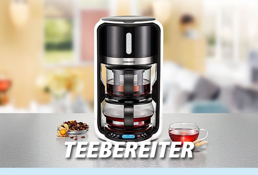 Ein Teebereiter mit Glaskanne voller Tee, daneben eine Teetasse und lose Teeblätter. Im Bild steht in weißer Schrift: „TEEBEREITER“.