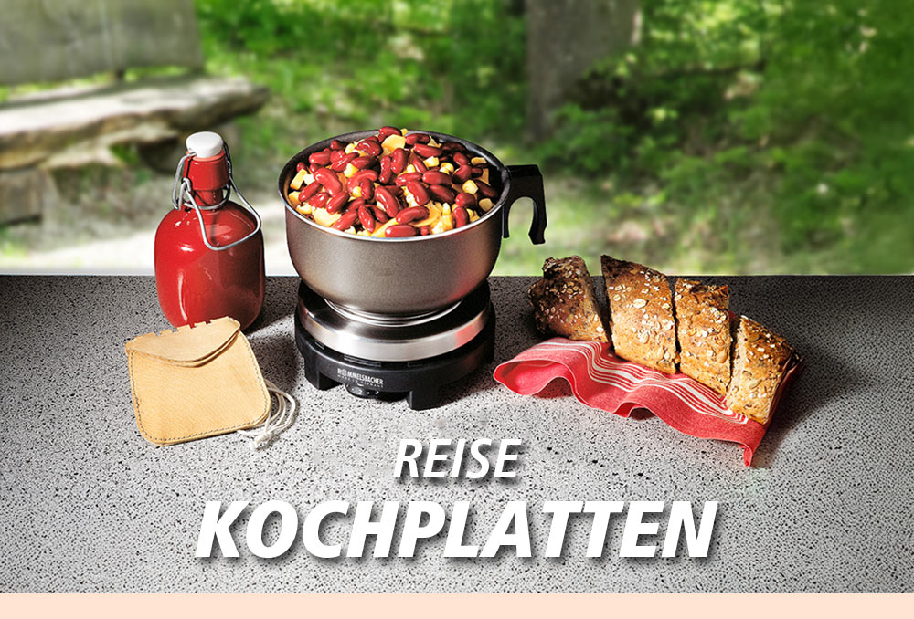 Eine kompakte elektrische Kochplatte mit einem Topf voller Kidneybohnen, daneben eine Flasche, zwei Brotscheiben, eine Serviette und ein Löffel. Im Hintergrund sieht man eine grüne Gartenlandschaft. Im Bild steht in weißer Schrift: „REISE KOCHPLATTEN“.