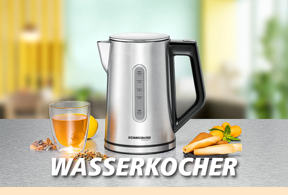 Ein silberner Wasserkocher mit Glaskanne Tee daneben, dazu ein Dessert mit Orangen und Kräutern. Im Bild steht in weißer Schrift: „WASSERKOCHER“.