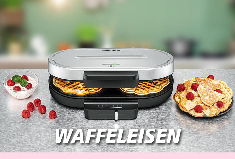 Ein silbernes Waffeleisen mit zwei runden Waffeln im Gerät, daneben ein Teller mit mehreren Waffeln, garniert mit Himbeeren, sowie ein Glas mit Joghurt, Minze und weiteren Himbeeren. Im Bild steht in weißer Schrift: „WAFFELEISEN“.