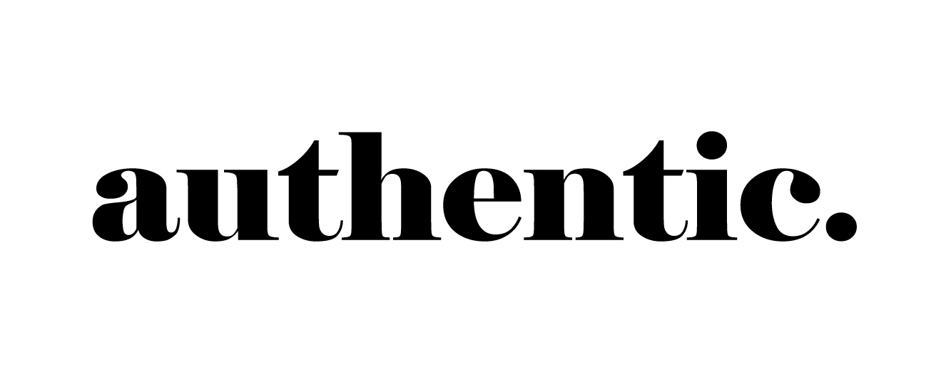 Schwarzer Schriftzug „authentic.“ in fetter Typografie auf weißem Hintergrund.
