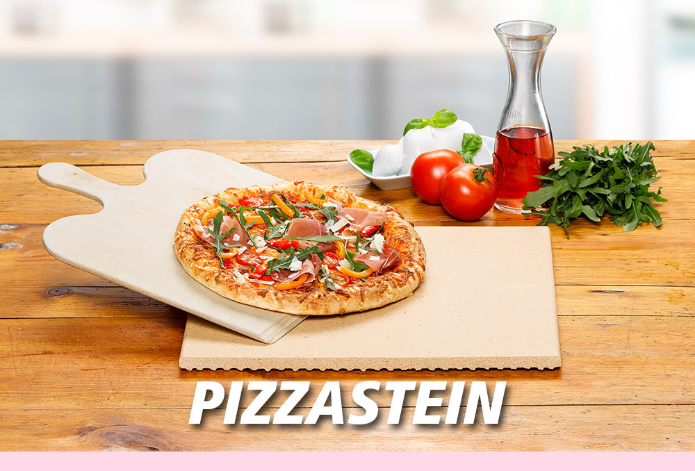 Ein heller Pizzastein auf einem Holzbrett, darauf eine Pizza mit Schinken, Tomaten und Rucola. Daneben Tomaten, Mozzarella, Öl und frischer Basilikum. Im Bild steht in weißer Schrift: „PIZZASTEIN“.
