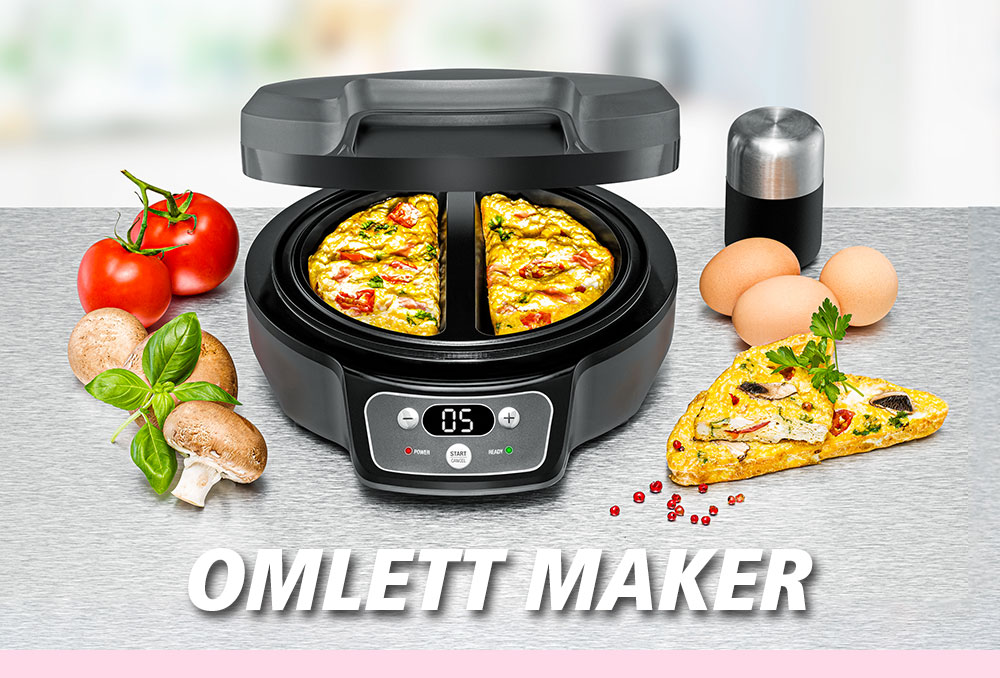 Ein schwarzer Omelett-Maker mit geöffnetem Deckel, in dem zwei goldbraune Omeletts liegen. Daneben frische Zutaten wie Eier, Pilze, Tomaten und Kräuter. Im Bild steht in weißer Schrift: „OMLETT MAKER“.